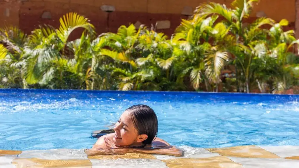 Hotel Hicasua Barichara Piscina Mujer Descansando